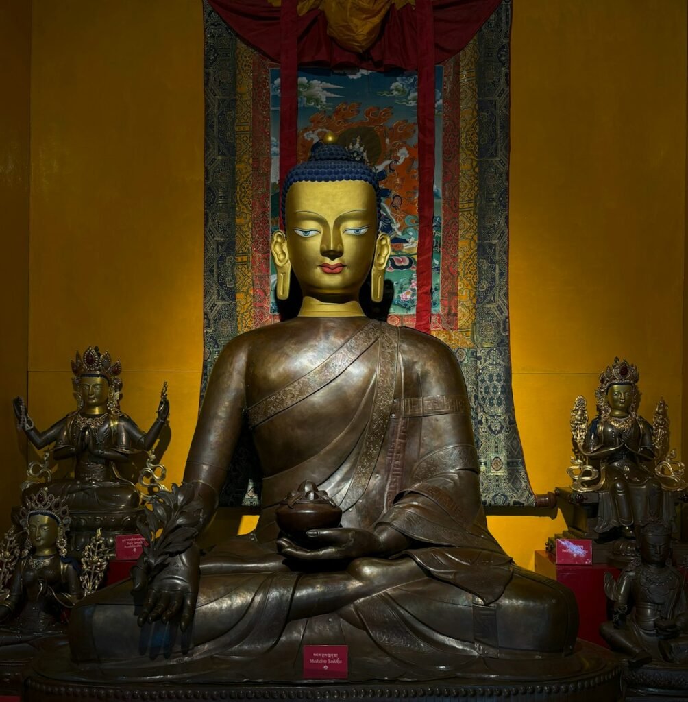 A statue of a buddha sitting in a room