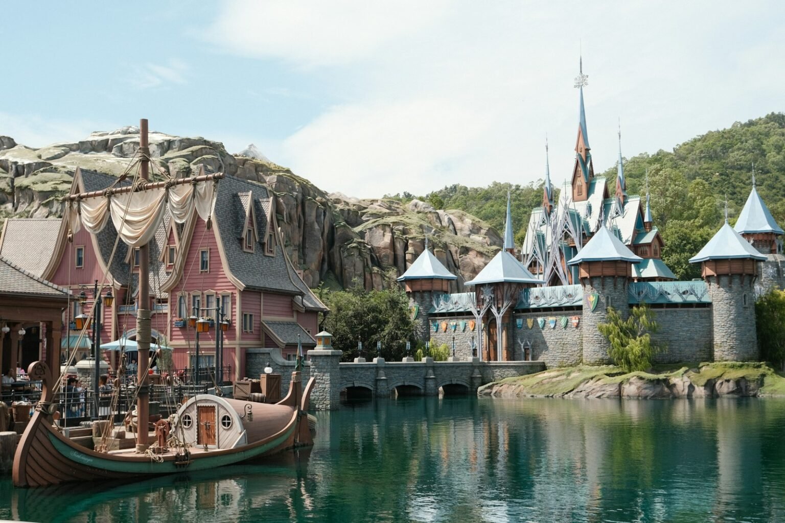 A boat floating on top of a lake next to a castle